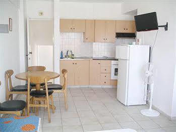 Renos Hotel Apts Polis Esterno foto
