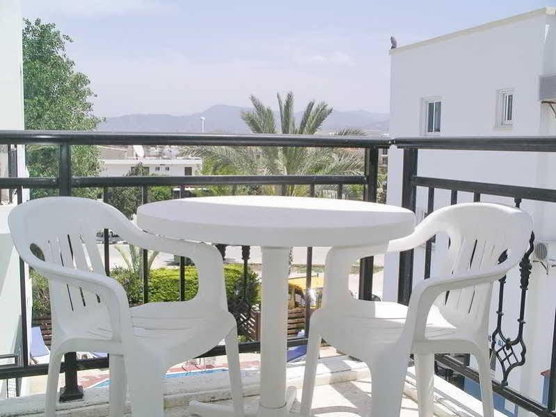 Renos Hotel Apts Polis Esterno foto