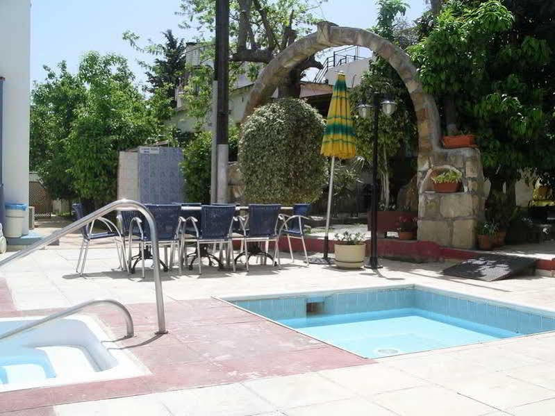 Renos Hotel Apts Polis Esterno foto